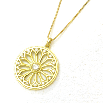 カジュアルに仕上げた丸窓ペンダント