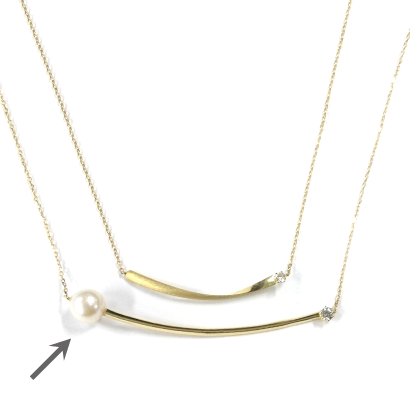 トレンドのバーデザイン、パールネックレス