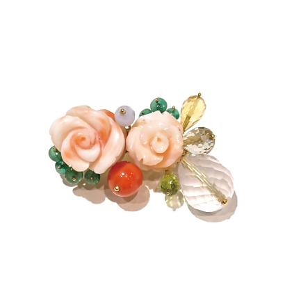 花束で胸元を飾るバラ珊瑚のブローチ