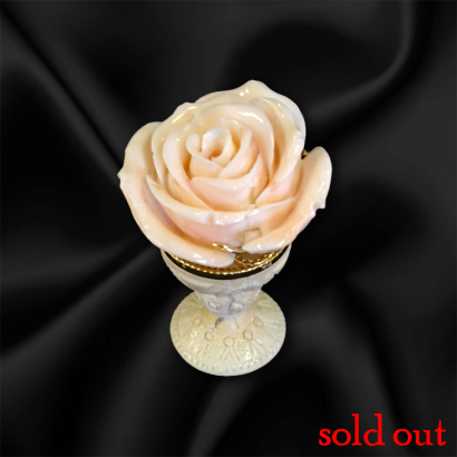 ディスプレイもできる飾り台付きバラ珊瑚のブローチ