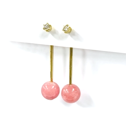 愛らしいピンクが揺れるデザインキャッチピアス