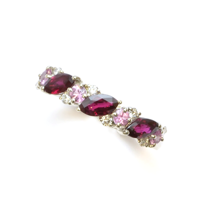 愛らしいコンビカラーの一文字リング