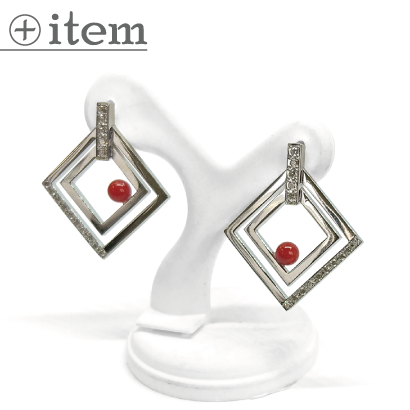 四角を重ねたシャープな珊瑚ピアス