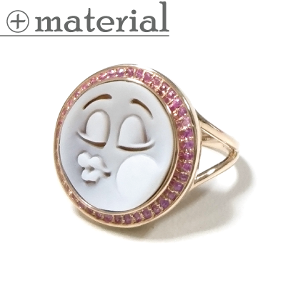 キスをせがむキュートなカメオリング