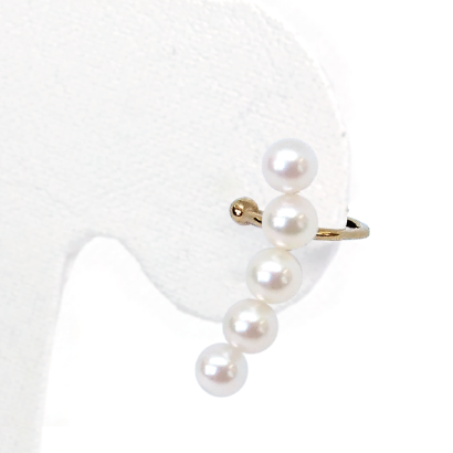 パールラインが耳に沿う小粋なイヤーカフ