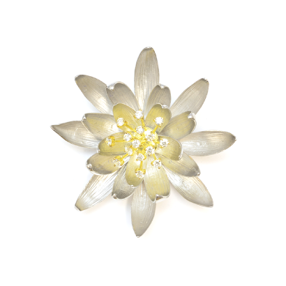 未草のブローチ