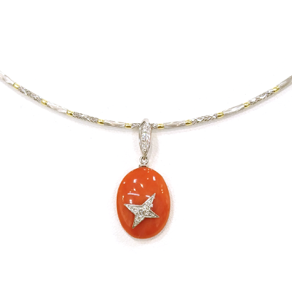 星モチーフを付けた遊び心の珊瑚ペンダント