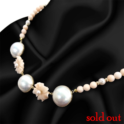 花びら珊瑚とマベパールのピンクネックレス