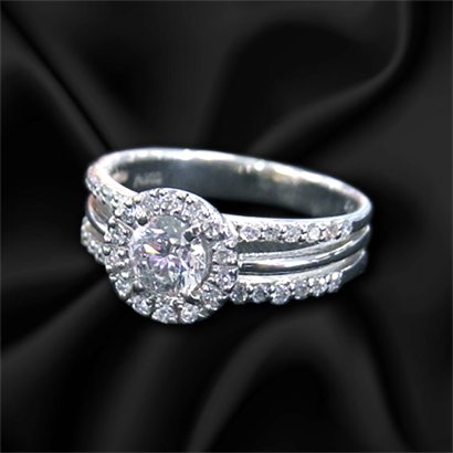 取り巻きダイヤがゴージャスな0.5ctダイヤリング