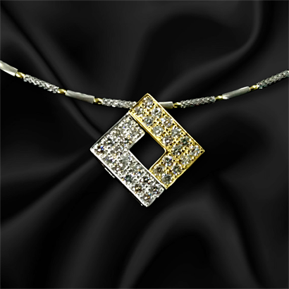 地金のコンビカラーが迫力のスクエアペンダント