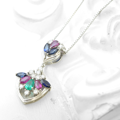 ロココ建築を思わせる優美なペンダント