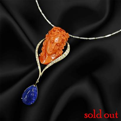 カラーコントラストが美しい横顔珊瑚のペンダント