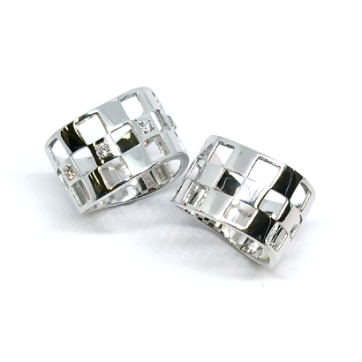 幅広ラインがメンズライクな市松文様リング