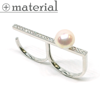 バーデザインがモダンなパールのダブルリング