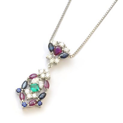 宝石を繋いだ華奢で華やかなペンダント