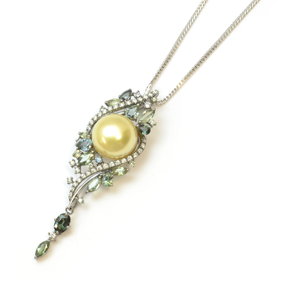 迫力ゴールデンパールのグリーンペンダント