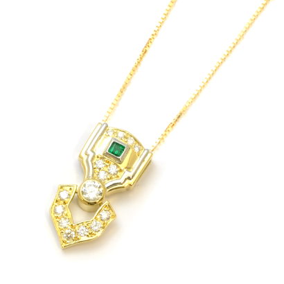 スクエアでスタイリッシュなエメラルドペンダント