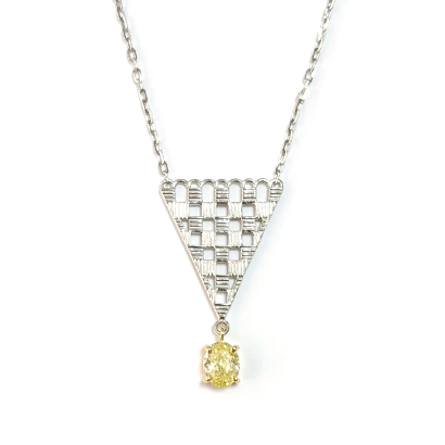 市松文様にイエローダイヤを下げたモダンなネックレス