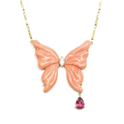 迫力のバタフライネックレス