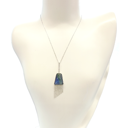 彫刻が美しいバイカラーストーンペンダント