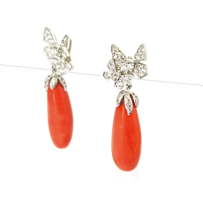 二匹の蝶が舞うリッチな珊瑚ピアス