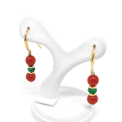 小振りながらに色のパンチを効かせた珊瑚ピアス