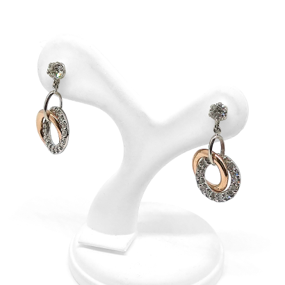 一石ダイヤの下に小さな輪が揺れます