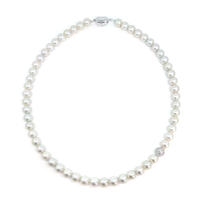 パール連ネックレスにワンポイントアクセント！